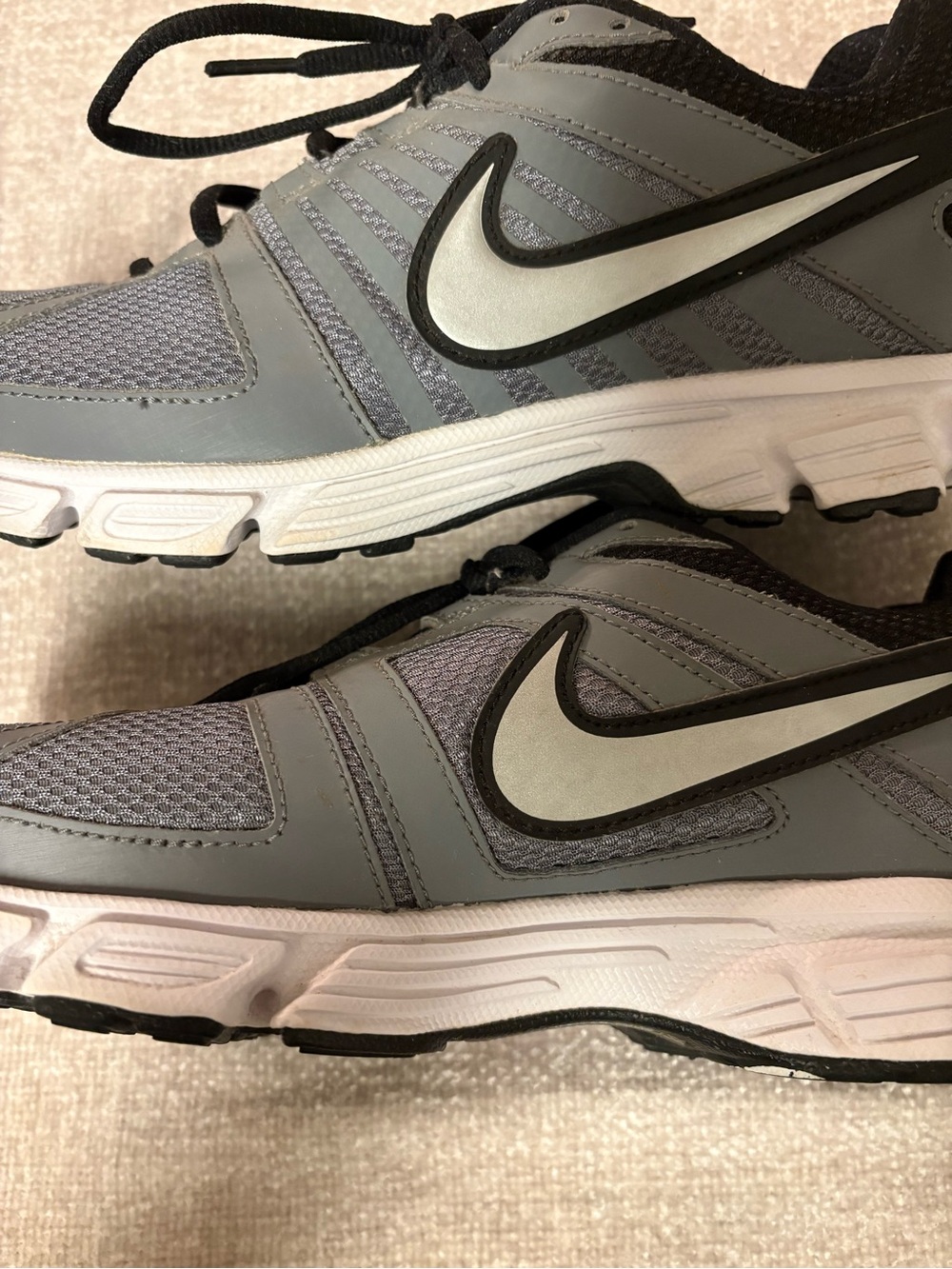 Nike Men’s Gray and Black DownShifter 5 Running Shoes with Orange Logo Size 9.5 - Picture 11 of 16